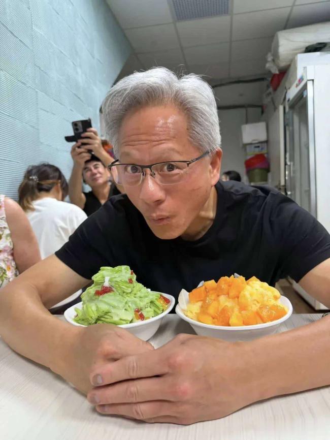 63岁黄仁勋返乡探亲，与96岁老父亲同框似兄弟