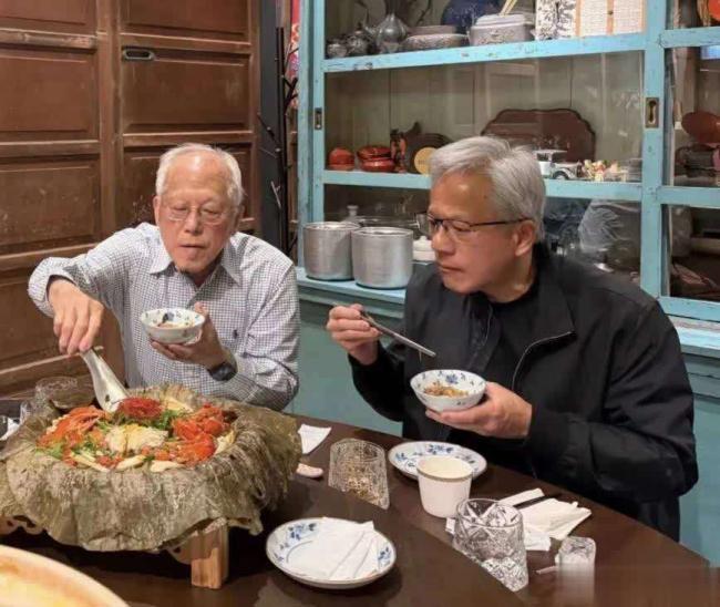 63岁黄仁勋返乡探亲，与96岁老父亲同框似兄弟