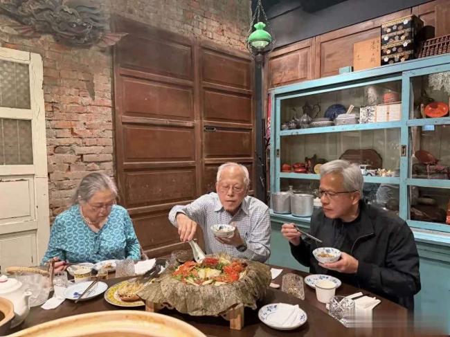 63岁黄仁勋返乡探亲，与96岁老父亲同框似兄弟