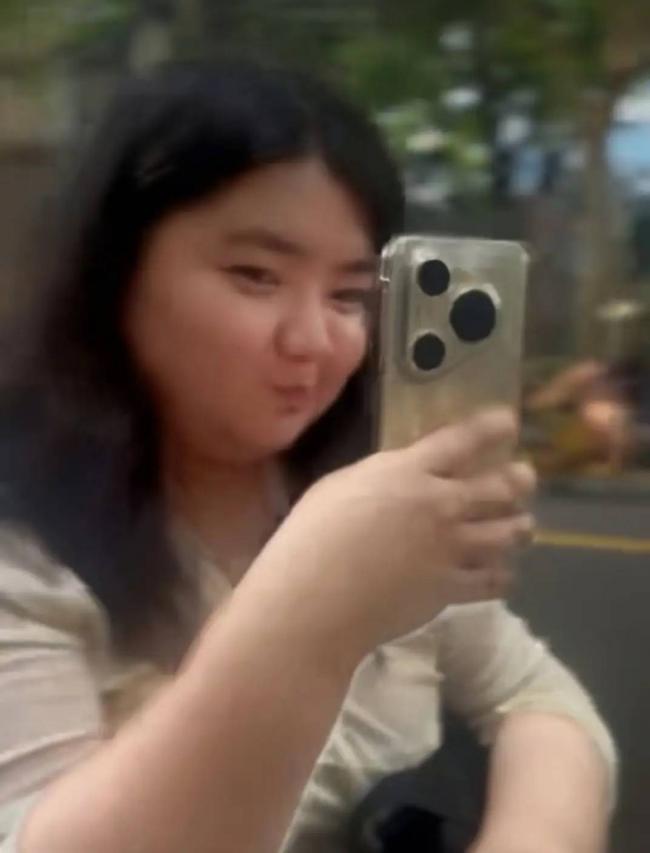 68岁胡慧中携女现身上海 漂亮女儿体重超180斤 68岁胡慧中携女现身上海 漂亮女儿体重超180斤