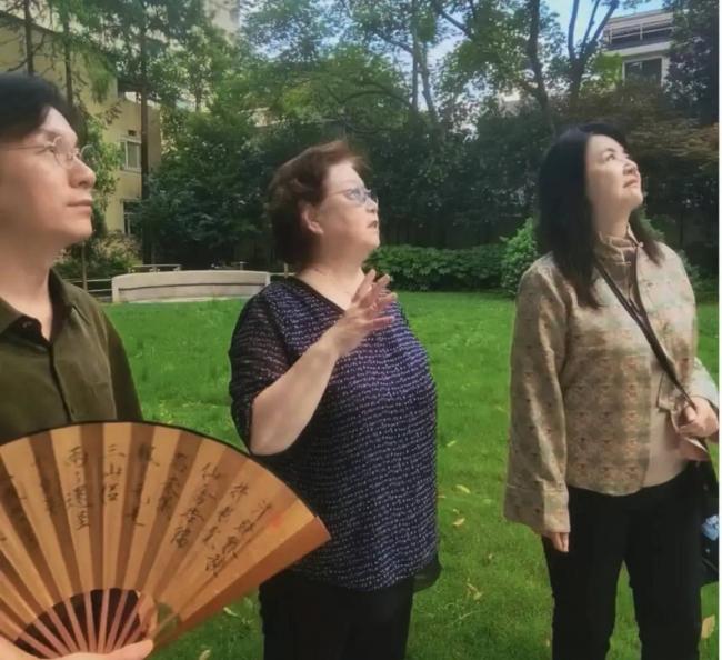 68岁胡慧中携女现身上海 漂亮女儿体重超180斤 68岁胡慧中携女现身上海 漂亮女儿体重超180斤