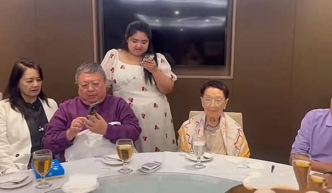 68岁胡慧中携女现身上海 漂亮女儿体重超180斤 68岁胡慧中携女现身上海 漂亮女儿体重超180斤