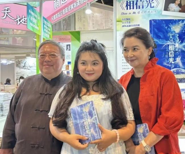 68岁胡慧中携女现身上海 漂亮女儿体重超180斤 68岁胡慧中携女现身上海 漂亮女儿体重超180斤