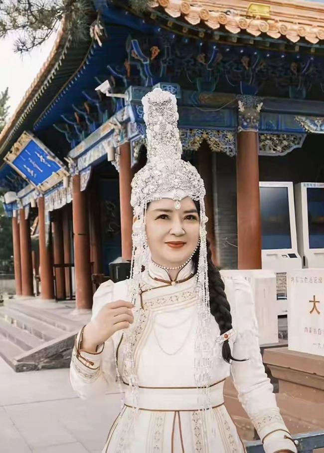 68岁胡慧中携女现身上海 漂亮女儿体重超180斤 68岁胡慧中携女现身上海 漂亮女儿体重超180斤