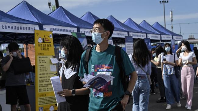 两大“蓄水池”溃坝！中国普通人退路正在崩塌