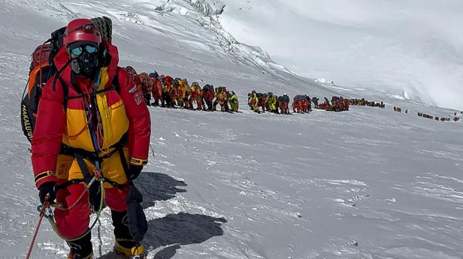 世界之巅垃圾场 珠峰高处遍地废弃帐篷与排泄物 世界之巅垃圾场 珠峰高处遍地废弃帐篷与排泄物