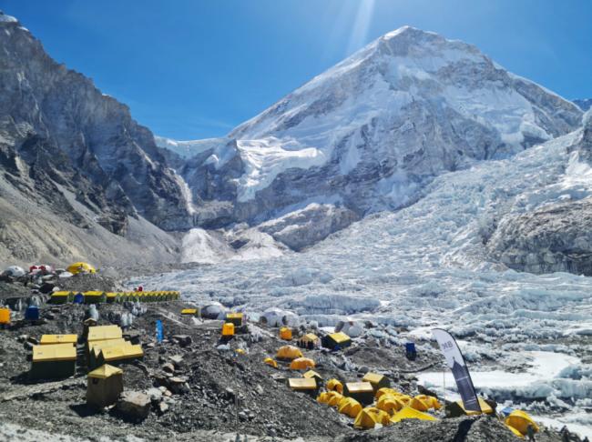 世界之巅垃圾场 珠峰高处遍地废弃帐篷与排泄物 世界之巅垃圾场 珠峰高处遍地废弃帐篷与排泄物