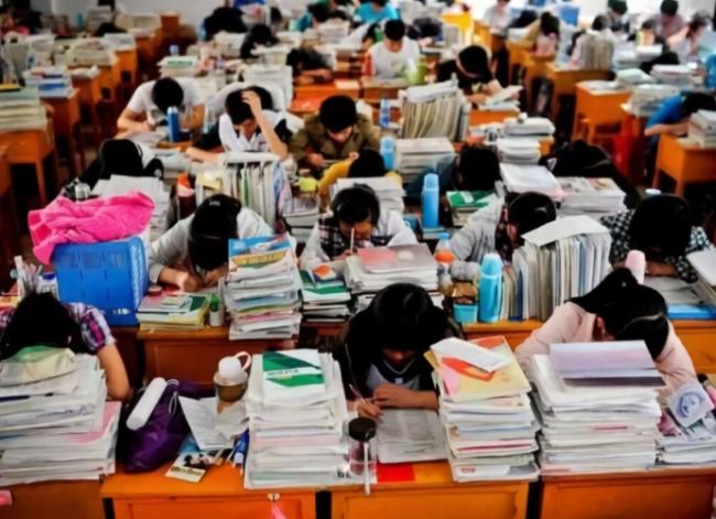 中国高考报名人数连降2年  2026年骤减45万
