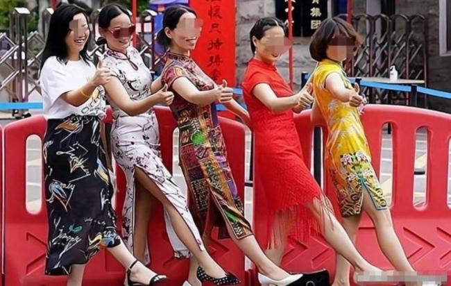 高考来了:家长穿旗袍、让高铁减速.... 高考来了:家长穿旗袍、让高铁减速....