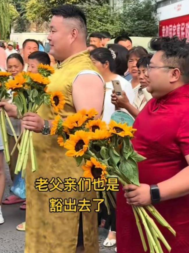高考来了:家长穿旗袍、让高铁减速.... 高考来了:家长穿旗袍、让高铁减速....