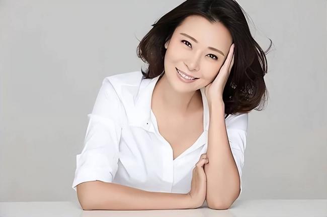 爷爷是上将 爸爸是副参谋长 她52岁依旧单身 爷爷是上将 爸爸是副参谋长 她52岁依旧单身
