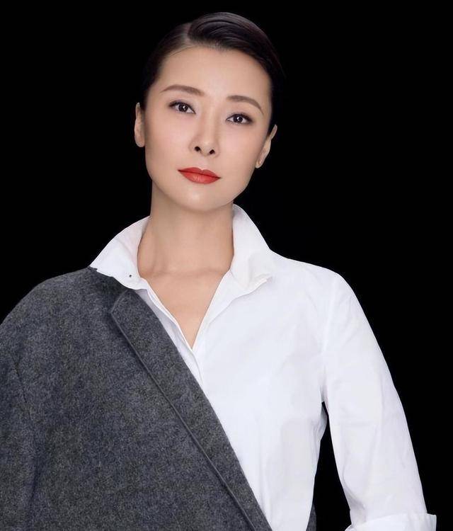 爷爷是上将 爸爸是副参谋长 她52岁依旧单身 爷爷是上将 爸爸是副参谋长 她52岁依旧单身
