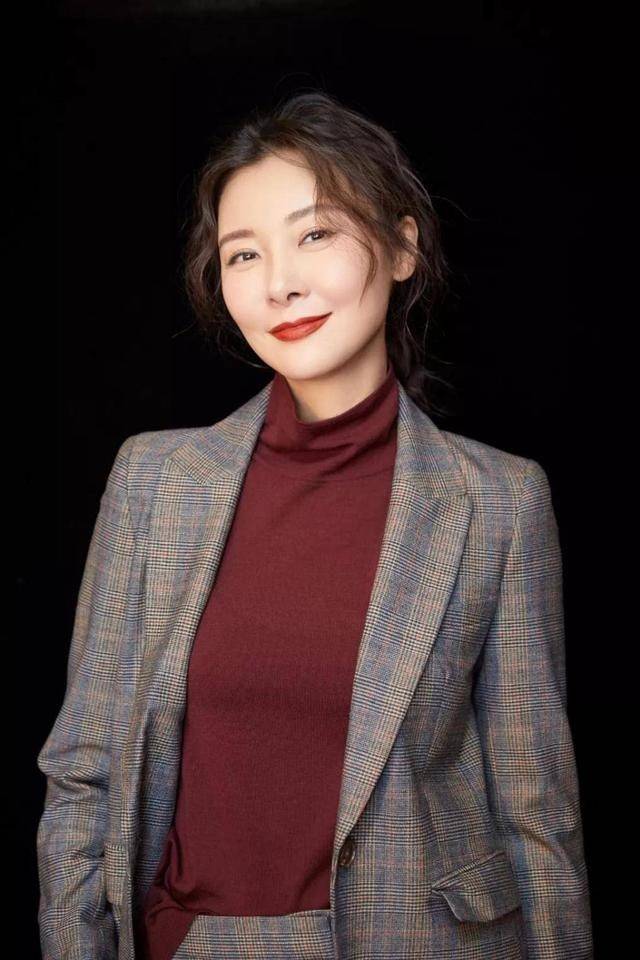 爷爷是上将 爸爸是副参谋长 她52岁依旧单身 爷爷是上将 爸爸是副参谋长 她52岁依旧单身
