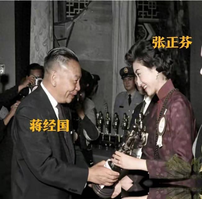 蒋经国和美人张正芬合影,难怪她看不上伊能静 蒋经国和美人张正芬合影,难怪她看不上伊能静