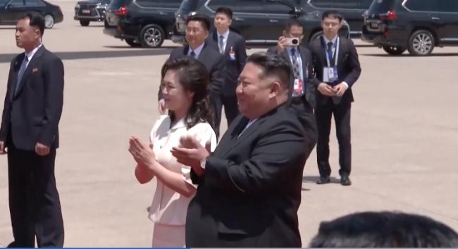 快讯:习近平抵达平壤 金正恩夫妇亲自接机 快讯:习近平抵达平壤 金正恩夫妇亲自接机