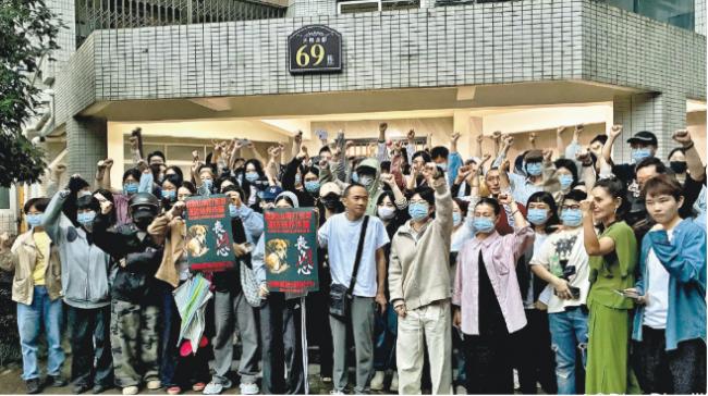 重庆市民抗议虐狗男，遭警方武力清场