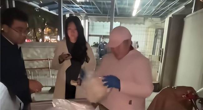 “鹅腿阿姨”被举报后续:更多恶行被扒 “鹅腿阿姨”被举报后续:更多恶行被扒