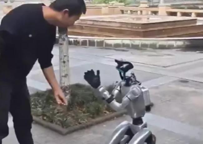 疯传中国机器人乞讨画面 惊呼连乞丐都要失业了 疯传中国机器人乞讨画面 惊呼连乞丐都要失业了
