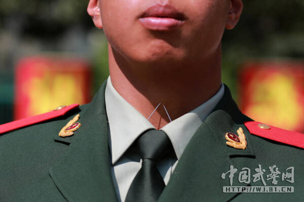 惊见解放军军服藏针 网呼：变态国家