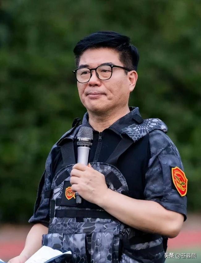 娶小27岁央视主持为妻,58岁才当爸低调幸福 娶小27岁央视主持为妻,58岁才当爸低调幸福