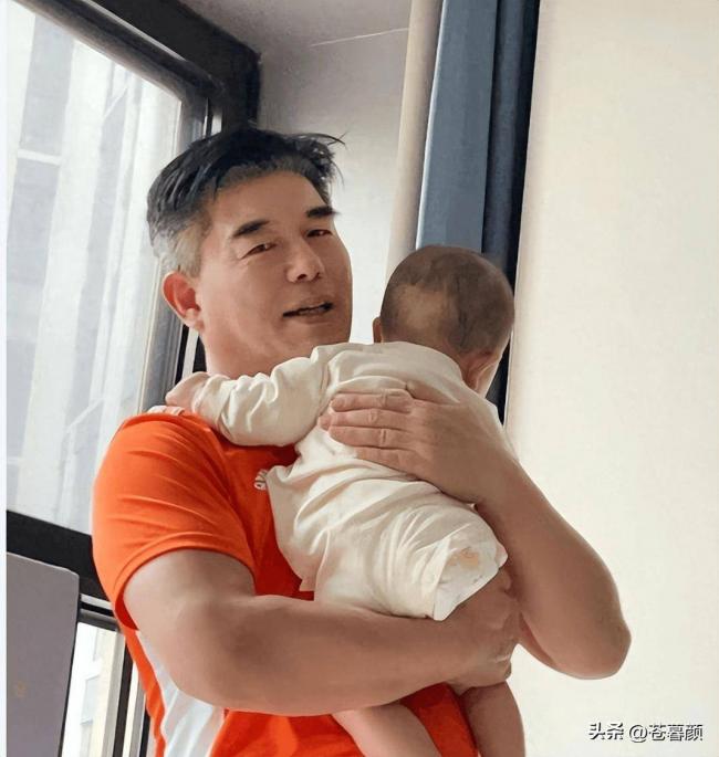 娶小27岁央视主持为妻,58岁才当爸低调幸福 娶小27岁央视主持为妻,58岁才当爸低调幸福