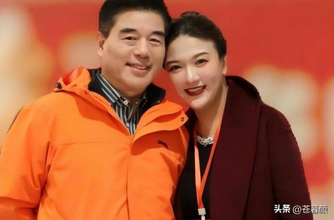 娶小27岁央视主持为妻,58岁才当爸低调幸福 娶小27岁央视主持为妻,58岁才当爸低调幸福