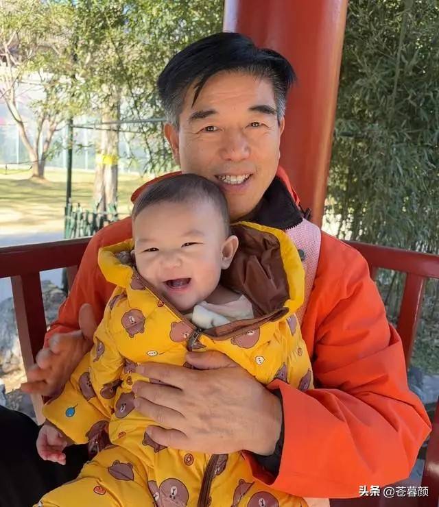 娶小27岁央视主持为妻,58岁才当爸低调幸福 娶小27岁央视主持为妻,58岁才当爸低调幸福