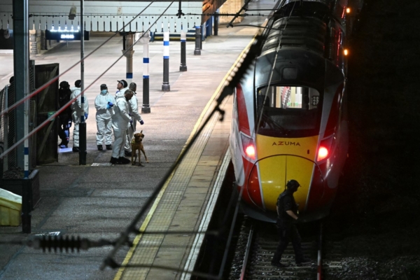 英国铁路发生严重事故 两辆火车相撞 英国铁路发生严重事故 两辆火车相撞