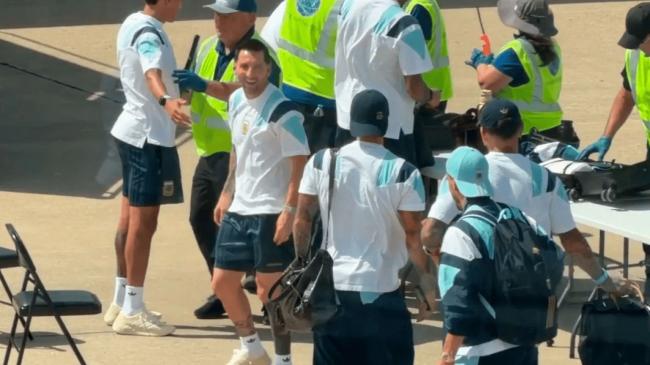 逃不过…美国机场无差别安检 梅西全程带笑 逃不过…美国机场无差别安检 梅西全程带笑