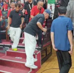 赵本山目睹中国男篮不敌日本 被搀扶提前离场 赵本山目睹中国男篮不敌日本 被搀扶提前离场