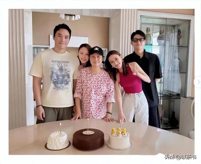 他们早已离婚:一个独自养娃,一个向名媛求婚 他们早已离婚:一个独自养娃,一个向名媛求婚