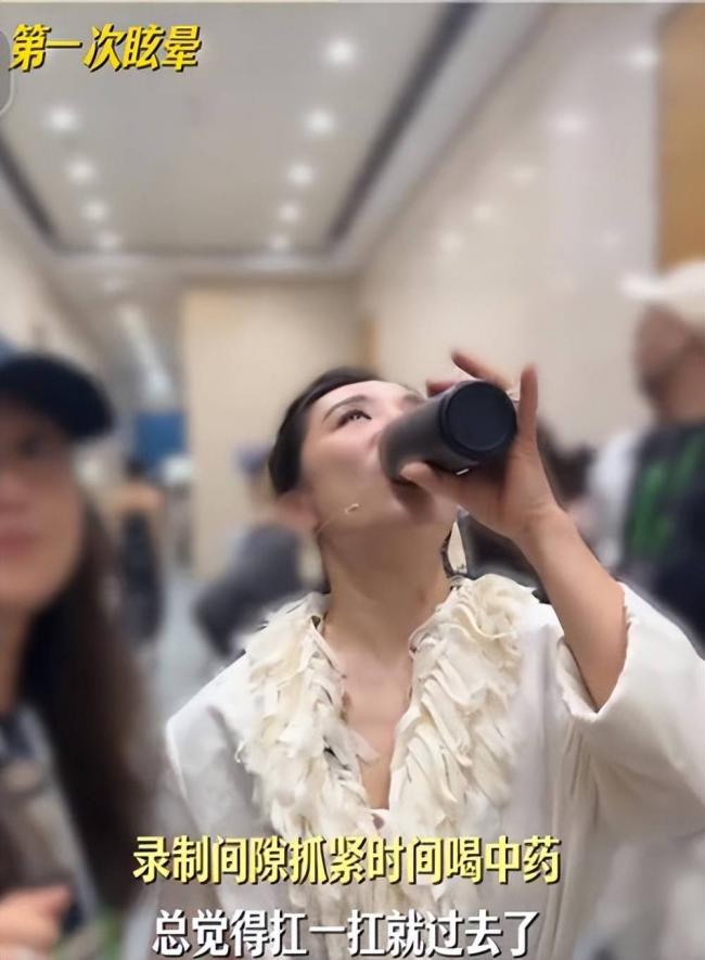 47岁刘璇半小时吐了15次,连夜坐轮椅进急诊 47岁刘璇半小时吐了15次,连夜坐轮椅进急诊