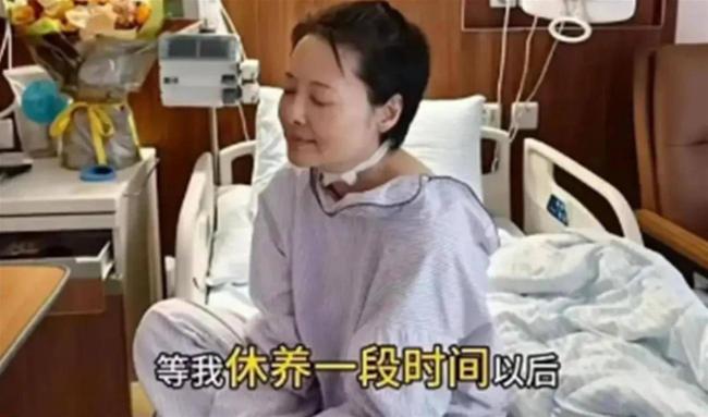 袁立坐轮椅回归!九死一生,狠打造谣者的脸 袁立坐轮椅回归!九死一生,狠打造谣者的脸