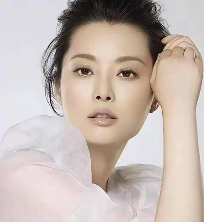 袁立坐轮椅回归!九死一生,狠打造谣者的脸 袁立坐轮椅回归!九死一生,狠打造谣者的脸