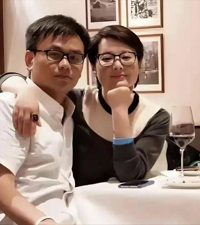 袁立坐轮椅回归!九死一生,狠打造谣者的脸 袁立坐轮椅回归!九死一生,狠打造谣者的脸