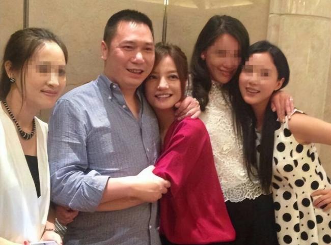 不是黄晓明和黄有龙!赵薇唯一能依靠的 只有他 不是黄晓明和黄有龙!赵薇唯一能依靠的 只有他