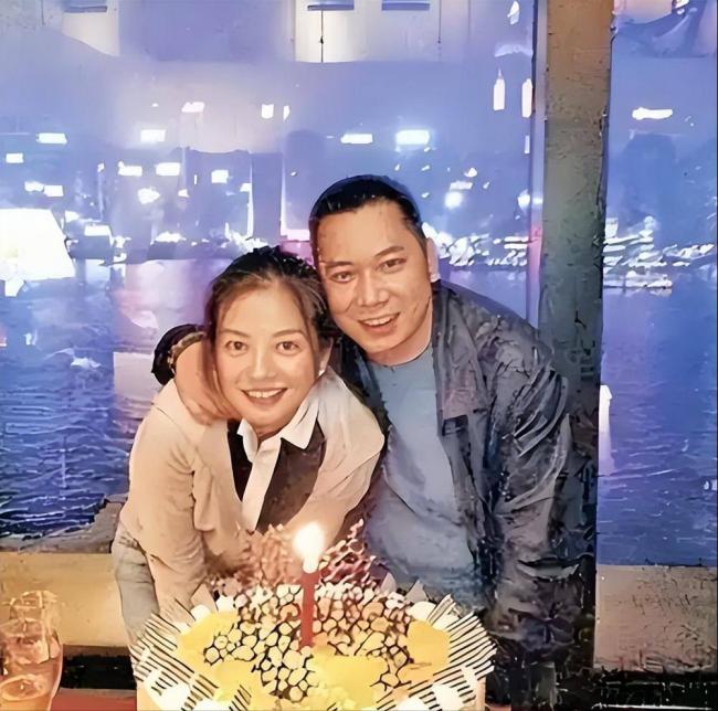不是黄晓明和黄有龙!赵薇唯一能依靠的 只有他 不是黄晓明和黄有龙!赵薇唯一能依靠的 只有他
