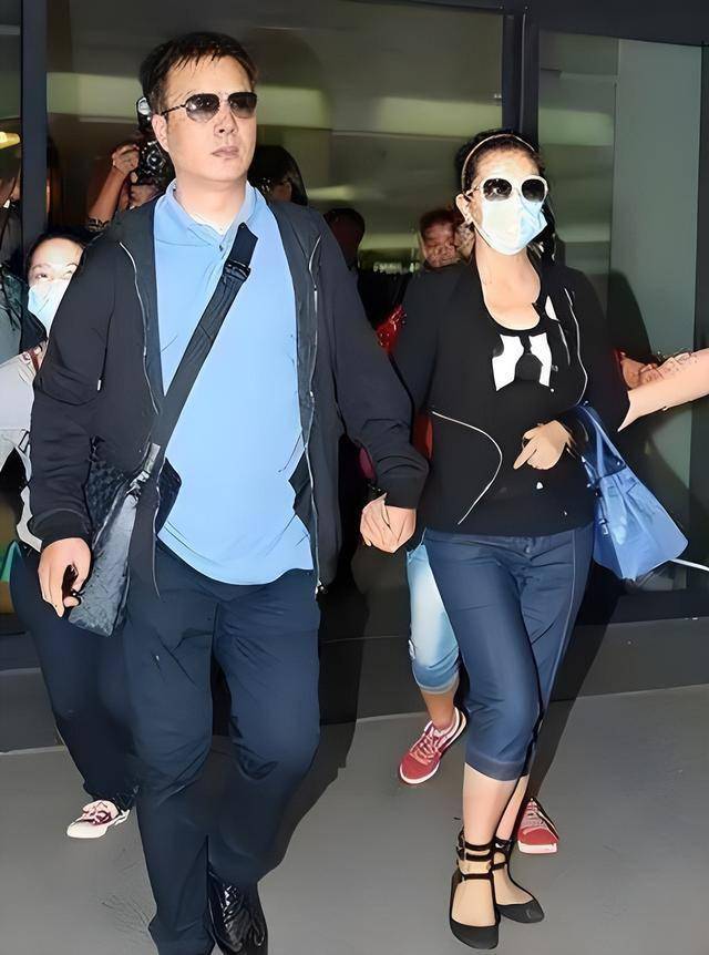 不是黄晓明和黄有龙!赵薇唯一能依靠的 只有他 不是黄晓明和黄有龙!赵薇唯一能依靠的 只有他