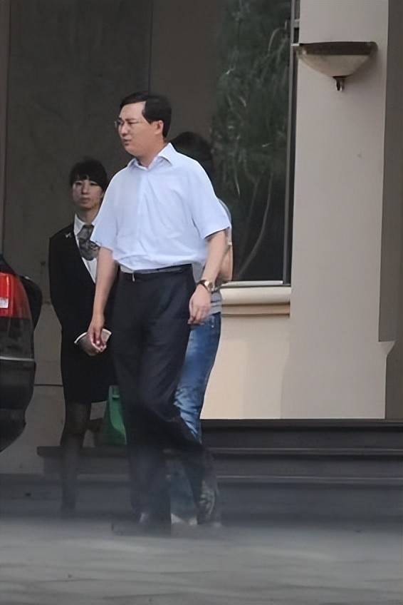 密春雷欠债9亿，原配金晶成赢家，董卿满盘皆输