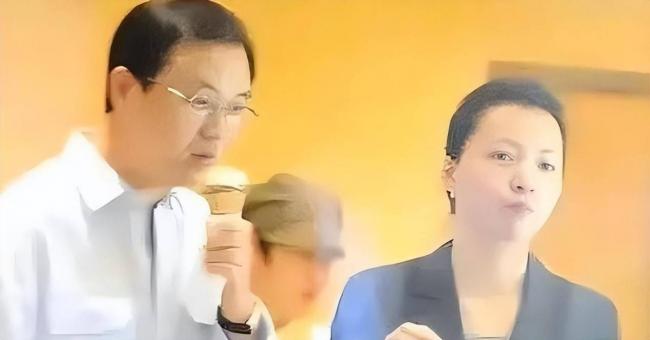 密春雷欠债9亿，原配金晶成赢家，董卿满盘皆输