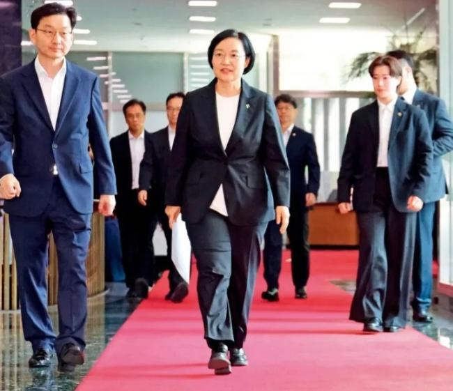 做记者,进“大厂”,当总理,她一路开挂 做记者,进“大厂”,当总理,她一路开挂