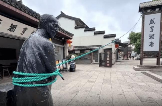 孔乙己雕像被五花大绑 鲁迅的油纸伞遭没收 孔乙己雕像被五花大绑 鲁迅的油纸伞遭没收