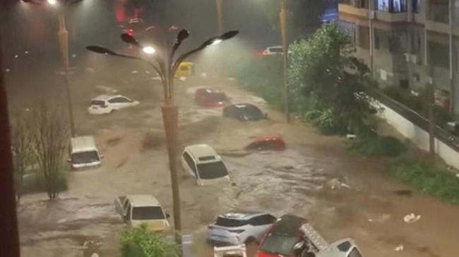 中国北方洪灾:水位涨两米 街头游泳冲浪 中国北方洪灾:水位涨两米 街头游泳冲浪