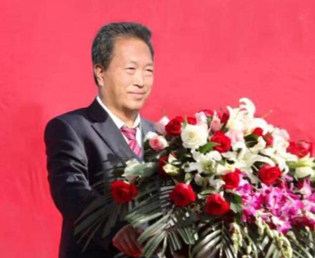 他出门要12名女秘书陪伴，敛财百亿成首富