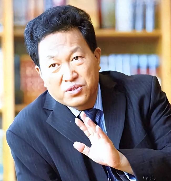 他出门要12名女秘书陪伴，敛财百亿成首富