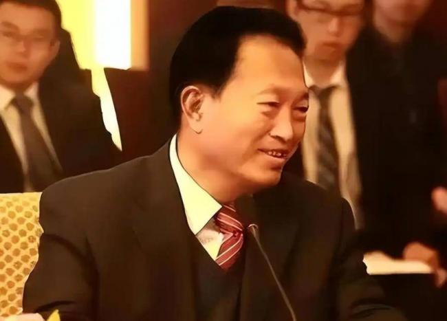 他出门要12名女秘书陪伴，敛财百亿成首富