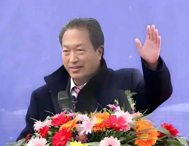 他出门要12名女秘书陪伴，敛财百亿成首富