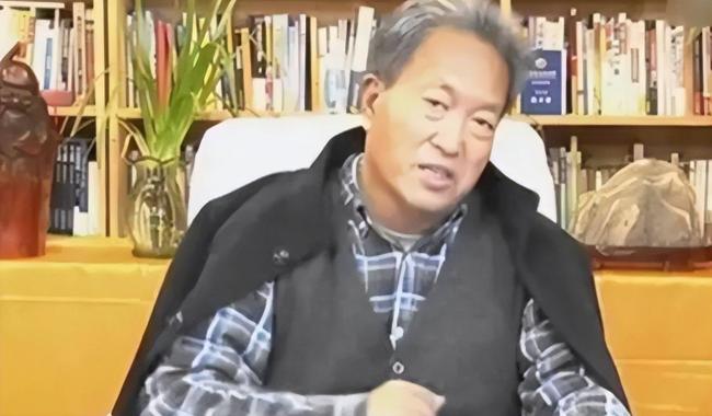 他出门要12名女秘书陪伴，敛财百亿成首富
