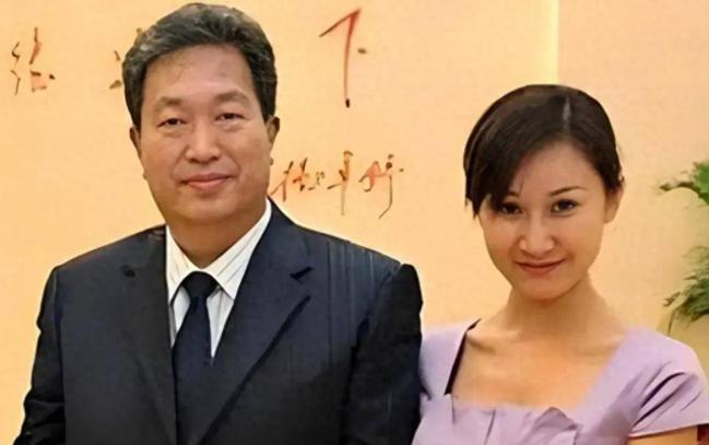 他出门要12名女秘书陪伴，敛财百亿成首富
