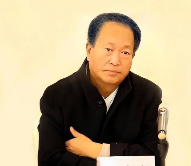 他出门要12名女秘书陪伴，敛财百亿成首富
